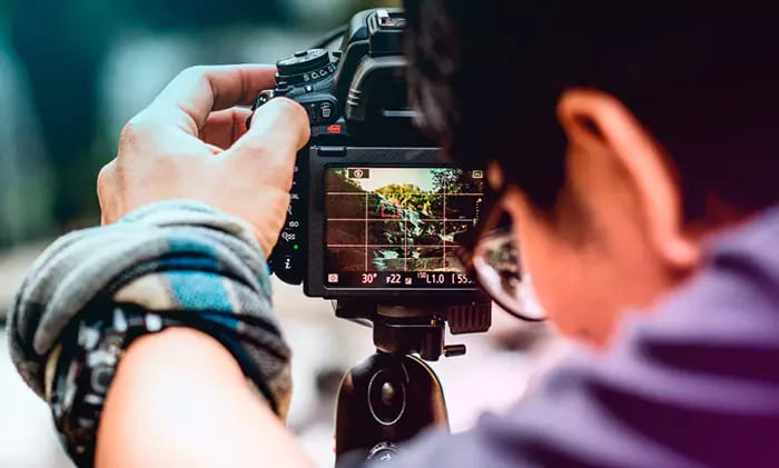imagem de um fotógrafo e sua câmera