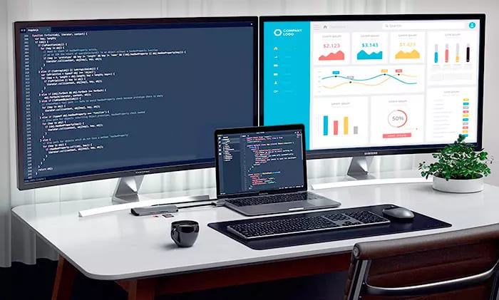 imagem de computador com códigos de sistemas